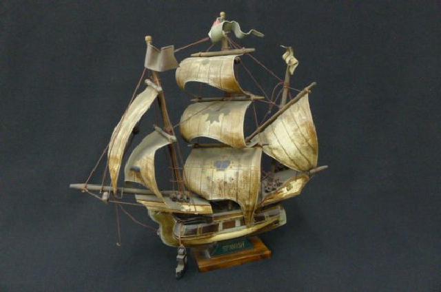 木製の帆船模型の画像