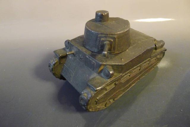 戦車の置物の画像